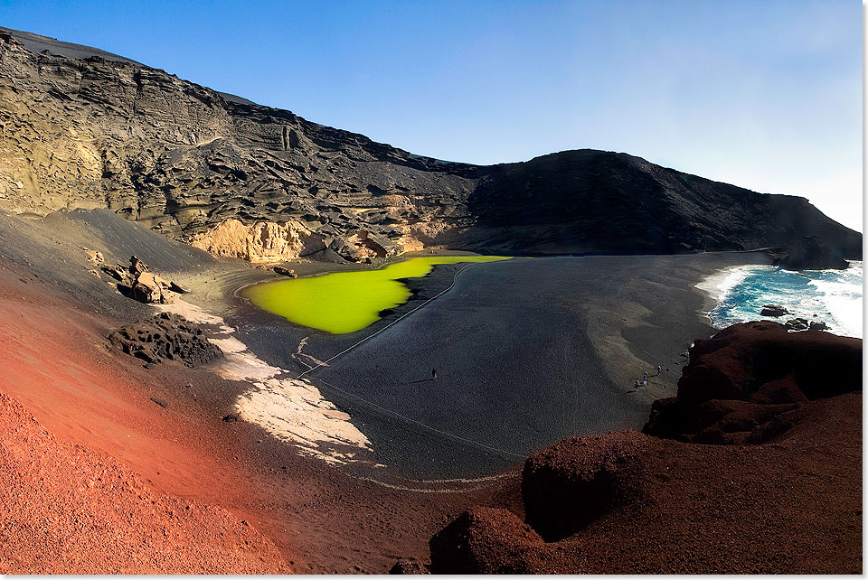  Sdlich des ehemaligen Fischerdrfchens El Golfo, bekannt fr die herrlichen Fischrestaurants, befindet sich eine der bekanntesten Sehenswrdigkeiten der Insel Lanzarote. Es ist der teilweise im Meer versunkene Krater des Vulkans Montaa de Golfo, in dem sich eine Lagune gebildet hat, die etwa 50 Meter von der Kste
entfernt liegt. Die markante grne Farbe der Lagune entsteht durch einzellige Algen, die sich dem hohen Salzgehalt des Sees angepasst haben. Durch unterirdische Verbindungen zum Meer strmt Meerwasser in die Lagune nach und sorgt fr stndigen Ausgleich.