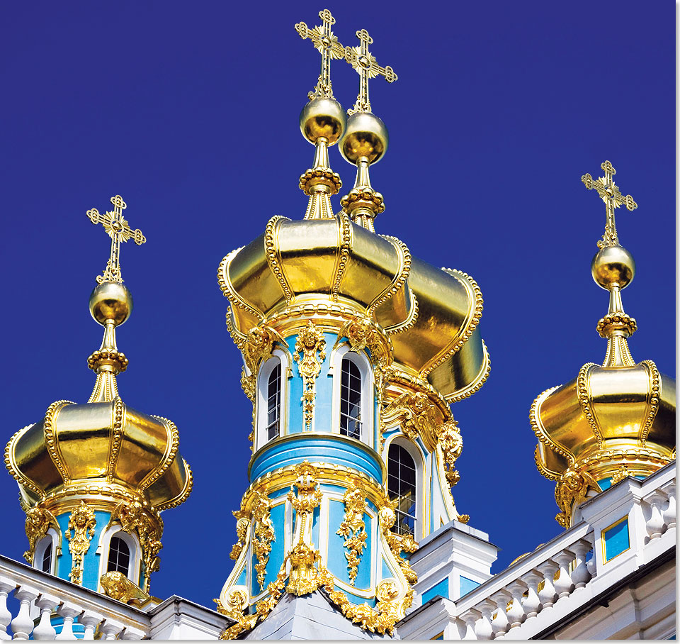 Die goldenen Kupperln der Auferstehungskirche des Katherinenpalastes in Puschkin nahe St. Petersburg.