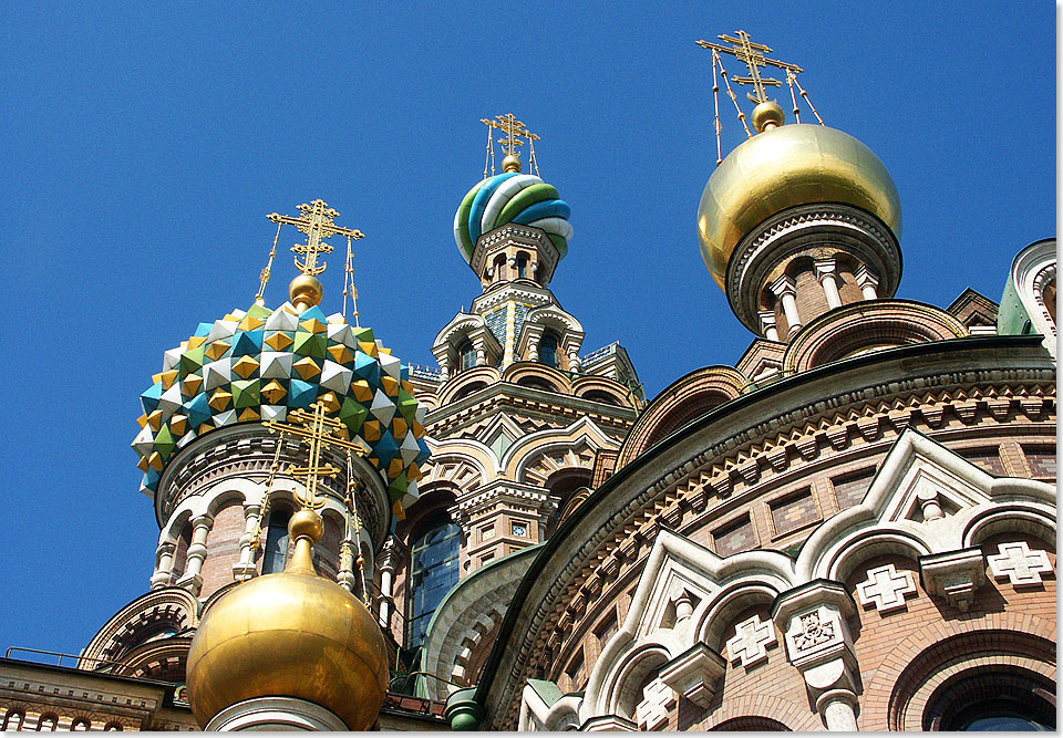 Die Auferstehungskirche, auch als Blutkirche, Erlserkirche und Bluterlser-Kirche bekannt, ist eine Kathedrale in Sankt Petersburg. Die Kirche ist nach dem Vorbild der Moskauer Basilius-Kathedrale gestaltet und als einziges Gebude der Petersburger Innenstadt, das sich nicht an den italienischen und klassizistischen westlichen Baustilen orientiert, entsprechend auffllig.