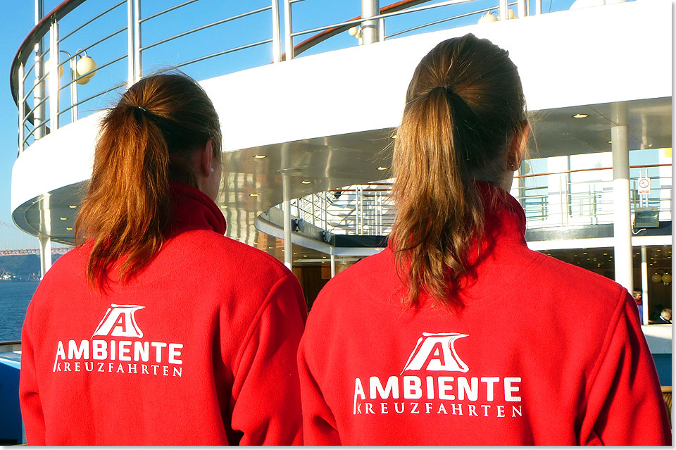 Zwei Ambientinnen vor der Abfahrt der AZORES in Lissabon.  