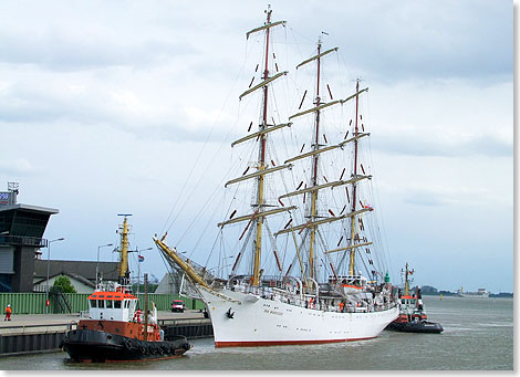 Das polnische Segelschiff DAR MLODZIEZY machte am 
	vergangenem Freitag (2. Mai) mal wieder fr ein paar Tage im Neuen Hafen in 
	Bremerhaven fest