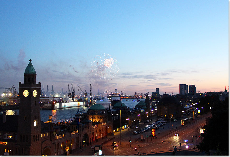 Das Feuerwerk anlsslich der Taufe der MEIN SCHIFF 3 in Hamburg