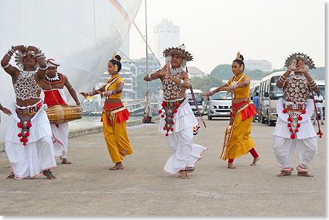 Ein folkloristisches Willkommen: MS EUROPA 2 hat zum ersten Mail in Colombo festgemacht.