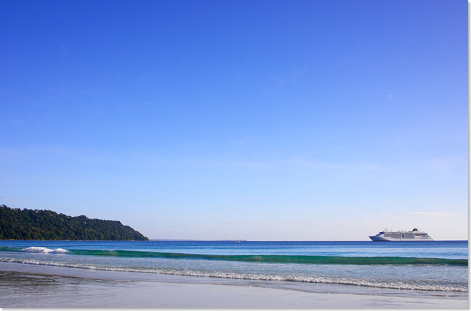 MS EUROPA 2 ankert vor Havelock Island: Paradiesische Strnde ohne einen Hauch von Massentourismus.   