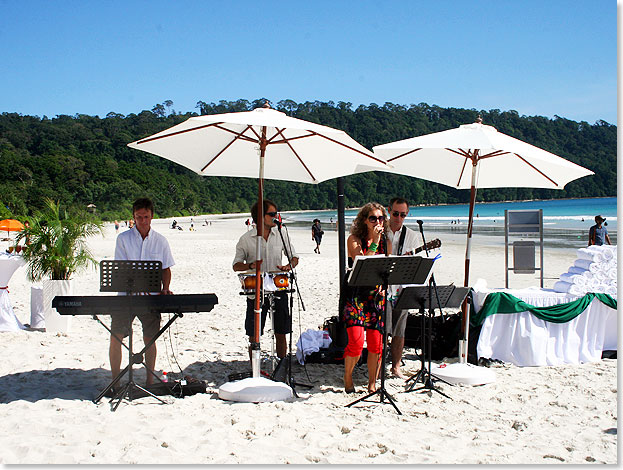 Die Bordband Fifth Avenue sorgt auch beim Beach Barbecue fr gute Unterhaltung.