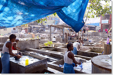 Aus der Zeit gefallen: In Mumbais Wschereiviertel Dhobi Ghat beherrscht auch heute Handarbeit das Bild.