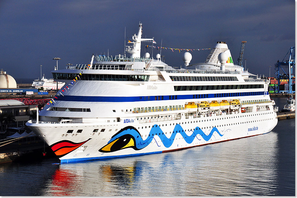 Die AIDAvita liegt abfahrtbereit in Las Palmas am Muelle Santa Catalina Poniente.