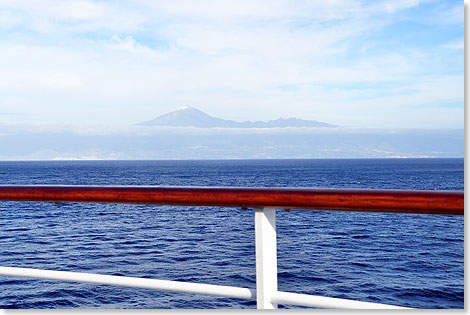 Blick ber die Reling in die Ferne auf den Teide auf Teneriffa.