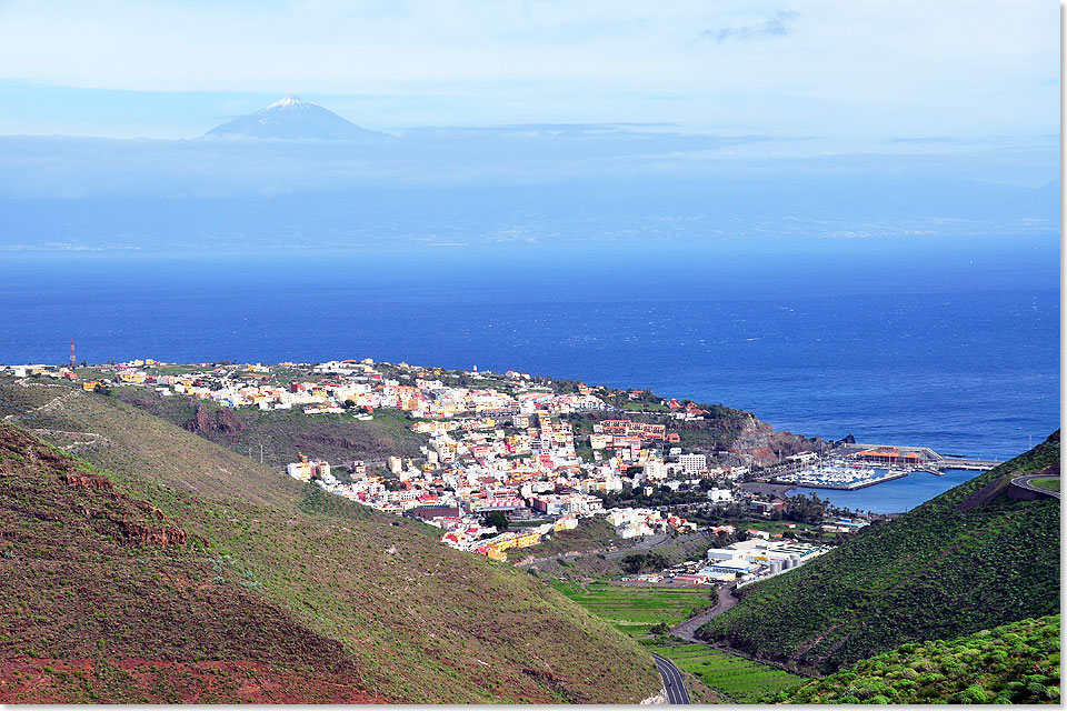 Blick aus den Bergen von La Gomera auf San Sebastian  im Hintergrund der 3718 Meter hohe Teide auf Teneriffa, der hchste Berg Spaniens.