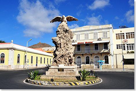 Das so genannte Fliegerdenkmal in Mindelo, das einen riesigen Adler zeigt und an die Piloten Gago Coutinho und Sacadura Cabral erinnert.