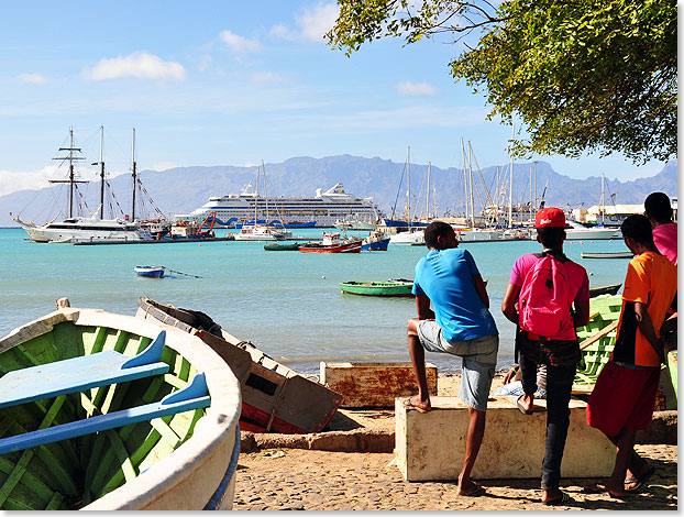 Blick vom Fischeihafen von Mindelo auf den Hafen mit der AIDAvita.