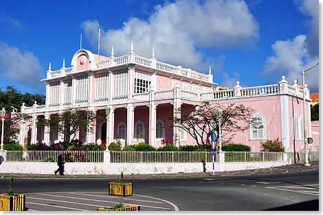 Der ehemalige Gouverneurspalast in klassizistischer Bauweise in Mindelo.