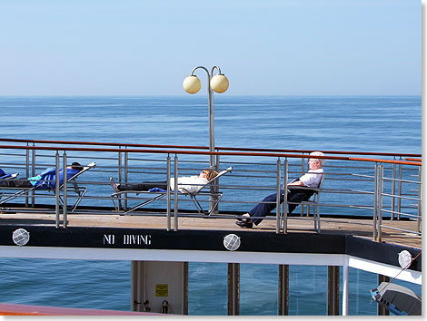 Sonnenbaden auf dem Achterdeck. Die AZORES erreicht den Hafen Leixoes ...