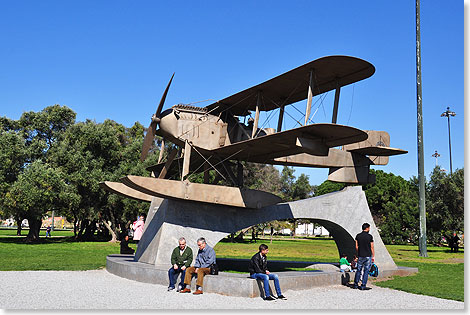 In der Nhe des Torre de Belm ist auch eine Replikt eines Fairey-Schwimmer-flugzeugs vom Typ F-III-D aufgestellt.