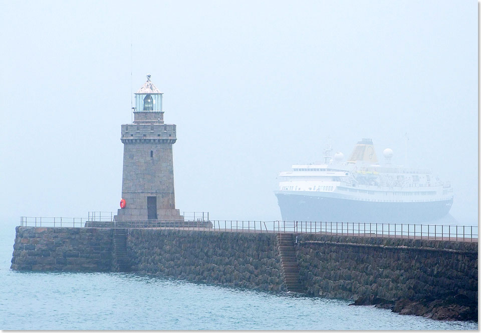 Anlaufhafen der AZORES an diesem trben und nebligen Tag ist St. Peter Port auf der Insel Guernsey. Hier liegt das Schiff auf Reede und die Passagiere werden zgig 