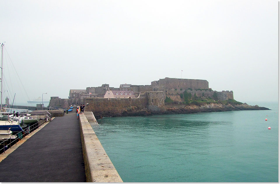 Das Castle Cornet, eine altertmliche knigliche Festung, bewacht seit beinahe acht Jahrhunderten die Stadt und den Hafen von St. Peter Port auf Guernsey.