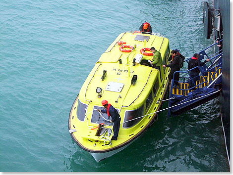 Vor St. Peter Port auf der Insel Guernsey liegt die AZORES auf Reede und die ... 