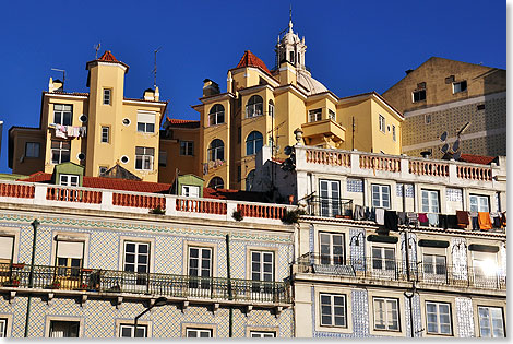Blick aus der Elctrico 28 auf Huser der Alfama, der Altstadt von Lissabon.
