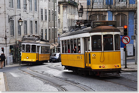 Die museumsreifen Straenbahnen Elctrico 28  berwinden manche khne ...