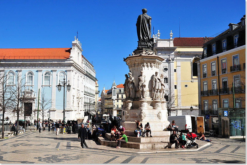 Die Praa Lus de Cames ist ein Platz in der Innenstadt der portugiesischen Hauptstadt Lissabon. Er liegt in der Stadtgemeinde Encarnao und ist Bindeglied zwischen den Stadtvierteln Bairro Alto und Chiado. In der Mitte des Platzes steht eine Statue, die den portugiesischen Nationaldichter Lus de Cames darstellt. 
