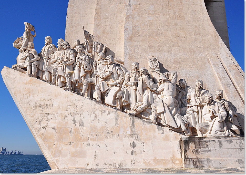 Das Denkmal soll an das Zeitalter der Entdeckungen erinnern und zeigt 33 wichtige Persnlichkeiten dieser Zeit.