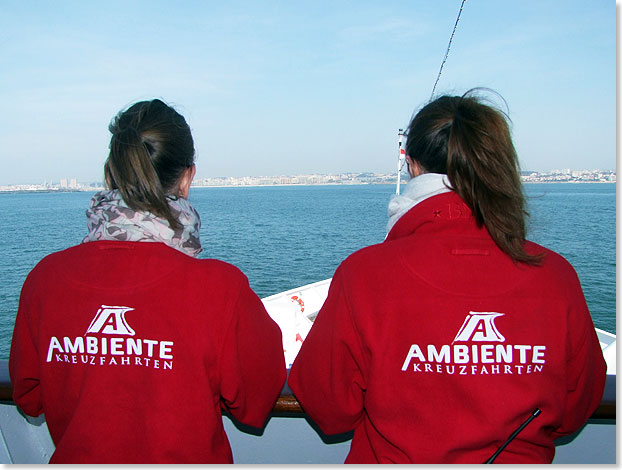 Zwei Ambientinnen bei der Anfahrt auf Porto, dem Hafen des Portweins. 