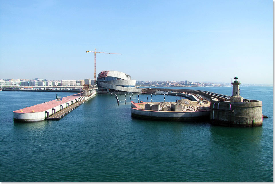 Einfahrt in den Hafen Leixoes im Norden von Porto  sie fhrt vorbei am neuen Kreuzfahrtterminal.