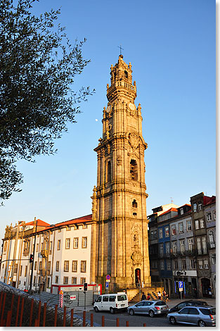 Der 75 Meter hohe Torre de Clerigos, das Wahrzeichen der Stadt Porto, ist der hchste Kirchturm Portugals.