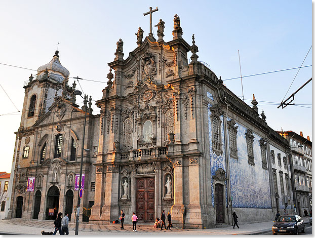 Die Karmeliterkirche  zwischen 1756 und 1768 erbaute Barockkirche; die Azulejos an der Seitenfassade stellen die Grndung des Karmeliterordens dar.