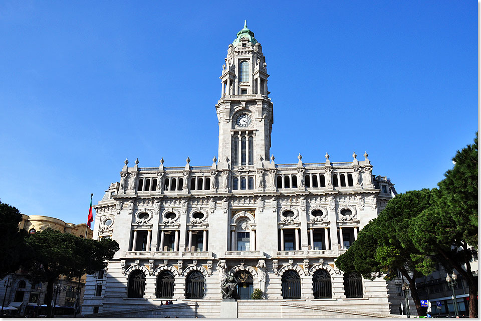 Das Rathaus von Porto wurde 1916 vom englischen Architekten Barry Parker im neoklassischen Stil entworfen.