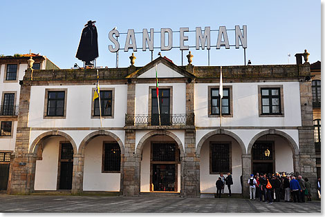 Sandeman ist ein bedeutendes Import-Unternehmen fr Portwein und Sherry. Hier die Niederlassung von 1811 in Vila Nova de Gaia, gegenber von Porto.