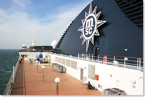 Breite Auendecks laden auf der MSC MAGNIFICA zu Deckspaziergngen ein. 