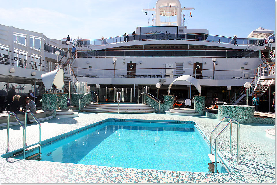 Frhlingshaft verwaist prsentiert sich Mitte April 2014 noch der Auen-Swimmingpool Le Grand Bleu.