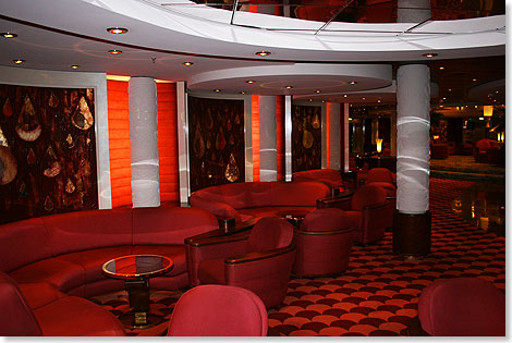 Die Ruby Bar auf Deck 6 macht ihrem Namen mit Sesseln in krftigen Rottnen alle Ehre.