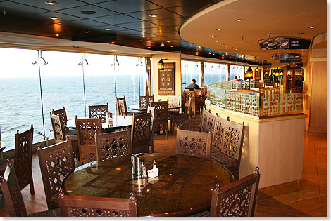 Beste Sicht aufs Meer bieten die Fensterpltze in der Sahara Cafeteria auf Deck 13. 
