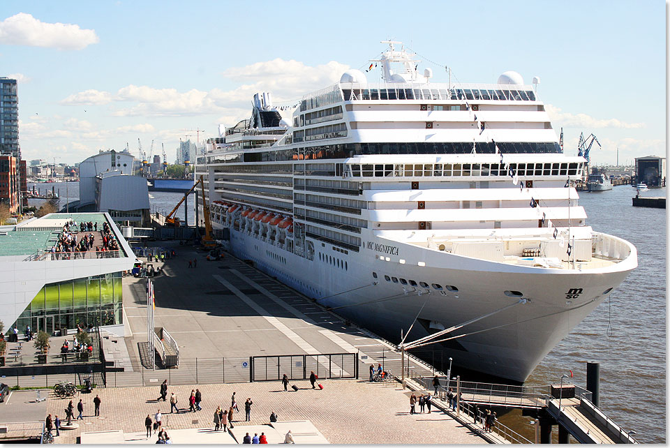Blick vom Dockland-Gebude auf das Hamburg Cruise Center mit der alles berragenden MSC MAGNIFICA. 