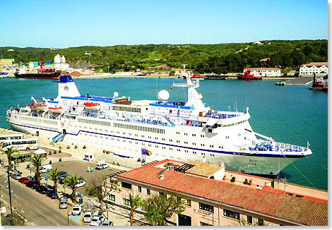 Der Kreuzfahrtklassiker MS BERLIN nach seiner Renovierung in Mahon, Menorca.