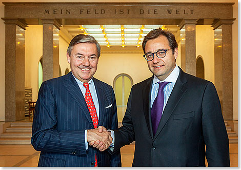 Michael Behrendt (links), Vorsitzender des Vorstandes von Hapag-Lloyd, und Oscar Hasbn, CEO von CSAV, heute nach der Vertragsunterzeichnung im Ballin-Haus, dem Hauptsitz von Hapag-Lloyd in Hamburg.