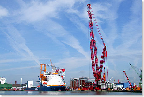 Foto: Christian Eckardt, Bremerhaven Der derzeit weltweit stärkste Raupenkran konventioneller Bauart, ein Liebherr Typ LR 13.000.