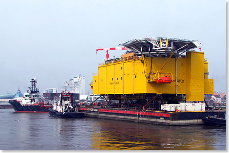 Foto: Christian Eckardt, Bremerhaven Die Trafostation Meerwind Süd/Ost ist auf die 100 Meter lange und 15.500 Tonnen tragende Schwerlastbarge WAGENBORG 7 verladen worden.