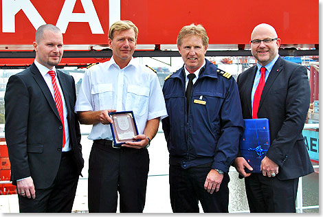 Foto: Hafen Hamburg Marketing v.l.: Christoph Gessner, Geschäftsführer des Columbus Shipmanagements, Arie Sluijter, Kapitän der CAP SAN LORENZO, Norbert Browarczyk, Leiter des Hafenamtes West und Axel Mattern, Hafen Hamburg Marketing Vorstand