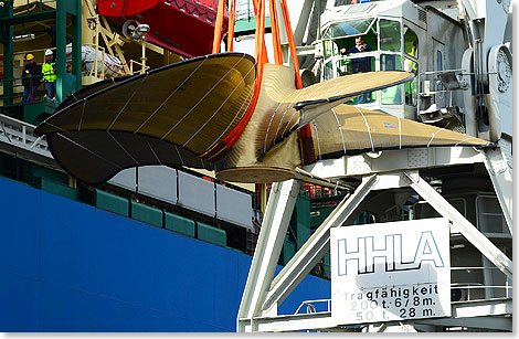 Foto: HHLA Container Terminal Altenwerder Auf der HYUNDAI TOGETHER, die Platz für 13.000 Standardconrtainer (TEU) bietet, hat die Rekord-Schiffsschraube den Hamburger Hafen verlassen.