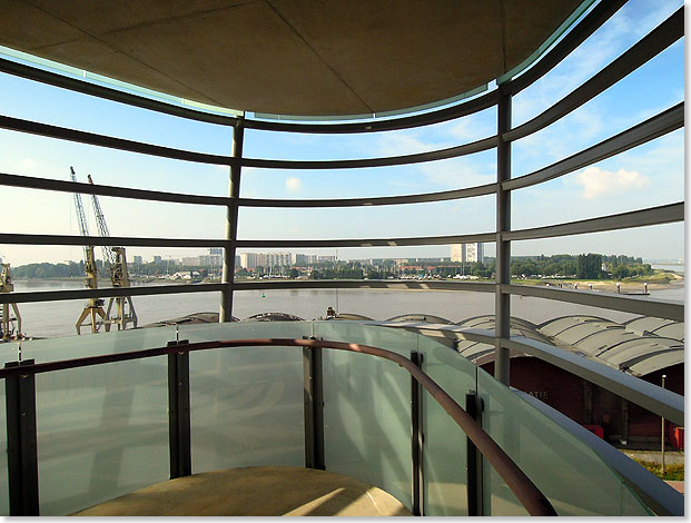 Der nachtrglich aufgesetzte Aussichtsturm des Red Star Line Museum in Antwerpen ist die Andeutung eines Schiffsbugs.