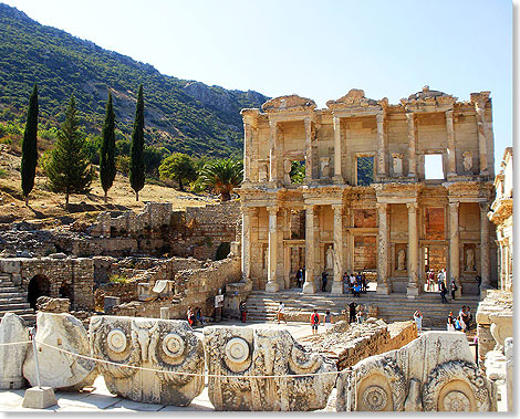 Die Celsus-Bibliothek in Ephesus ist nicht nur ein Bibliotheksgebude, sondern auch das Grab des Stifters Tiberius Iulius Celsus Polemaeanus.