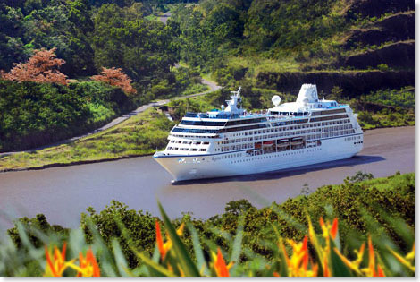 Ihr Zuhause auf dieser Reise ist die REGATTA, hier im Panamakanal.
