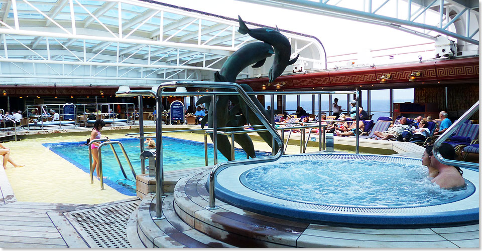 Das Pooldach ist bei schnem Wetter immer offen: die Pools schmecken ganz leicht salzig. 