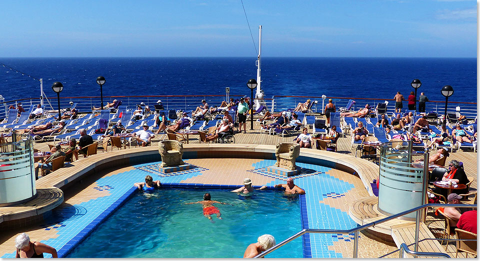 Aussenpool auf dem Lido-Deck: Nur in den groen Teich sollte man nicht springen. 