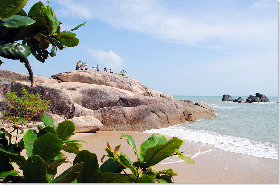 Unweit des Tempels Wat Sila Ngu liegt der malerische Sandstrand von Lamai, das zusammen mit Chawaeng das touristische Zentrum der Insel bildet. 