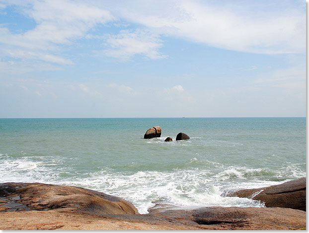 Blick auf Hin Yai, den Oma-Stein  ein von Wasser, Wind und Wetter geformter Felsen, der bei niedrigerem Wasserstand die Abbildung eines weiblichen Schoes zeigt. 