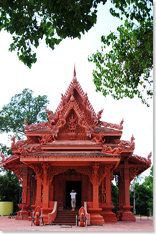 Mit ihrer markanten roten Farbe lockt das Bauwerk viele Neugierige in die Tempelanlage.